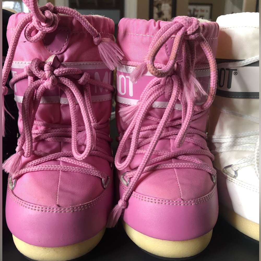 Moon boot  pink
Size 23-26 (7-9)
EUC